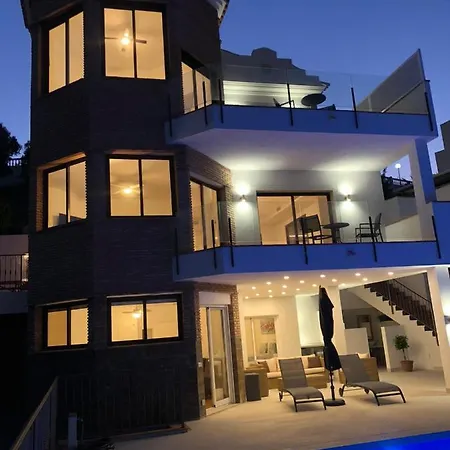 Villa Luxury For 12 People